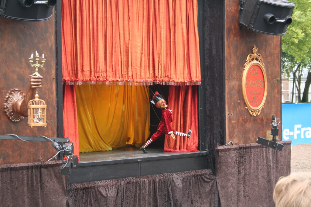 Lafleur sur scène du camion théâtre scaled